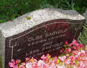 Olga og Lars Sagvold gravminne Oslo.jpg