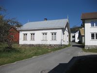Olstad i Skippergata med ei husrekke til høgre: Åheim Straume, Åbø og Reine. Foto: Olav Momrak-Haugan 2020