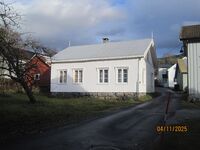 Olstad i Skippergata med ei husrekke til høgre: Åheim, Straume, Åbø og Reine. Foto: Olav Momrak-Haugan 2025