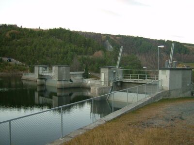 Dammen ved utløpet. Foto: Anders Einar Hilden (2007).