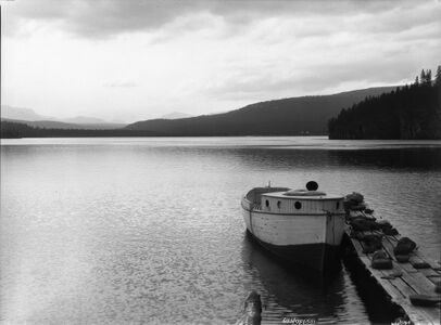 Rutebåten på Olstappen i 1927. Foto: Anders Beer Wilse/Norsk Folkemuseum (1927).