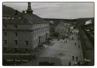 Oppdal stasjon med turisthotellet, sett fra sør. Mittet/Origo - Norske jernbanestasjoner