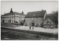 Oppdal stasjon med turisthotellet til venstre. Ukjent/Origo - Norske jernbanestasjoner