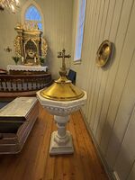 Døpefont og eldre dåpsfat i Oppeegård kirke. Foto: Siri Iversen 2026.