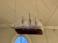 Kirkeskipet i Oppegård kirke er en modell av polarskuta Fram. Foto: Siri Iversen, 2026.