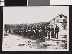 Oppstilte_soldater_-_no-nb_digifoto_20160415_00269_bldsa_EYDE00128