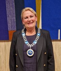 Nordre Follo kommune: Ordfører i Cecilie Dahl-Jørgensen Pind (H) med ordførerkjedet fra tidligere Oppegård kommune. Foto: Eva Rogneflåten, 2023.