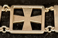 Ski kommunes ordførerkjede. Detalj: et kors innramma i en firkant. Foto: Eva Rogneflåten (2023)