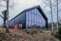 Den gamle låven er revet og har blitt erstattet av et næringsbygg, omtrent i samme størrelse og plassering som den gamle låven. Adressen er Ormerudveien 2C. Foto: Leif-Harald Ruud (2020).