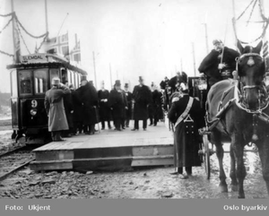 Oscar II åpner H banen 1898.PNG