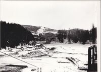 Vinterbilde fra Oset, tatt fra Skotselv Cellulosefabrik mot jernbanebrua.
