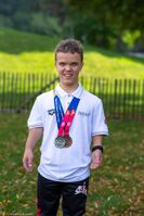 Oskar Alexander Labacz-Iversen med sølv- og bronsemedaljen fra verdenslekene. Foto: Anita Meyer Iversen (Gjengitt med tillatelse av Heidi Elisabeth Meyer Iversen)