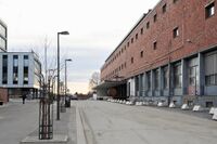 Bøkkerveien med produksjonsanlegget til høyre før ombyggingen. Foto: Roy Olsen (2017).