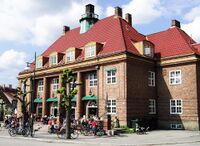 Damplassen 24/25, sett mot vest. Åpent bakeri (Plaza). Foto: Roy Olsen (2004).