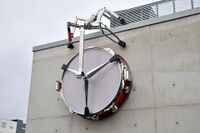 Skarptromme, «Rhytm Wars - Interval» av Camille Norment utenfor inngangen til Løren stasjon i Gildevangen 18. Foto: Roy Olsen (2016).