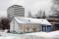 Hovinveien 41, Narvetassen barnehage (revet) og Narvesen-bygget før ombyggingen. Foto: Roy Olsen (2008).