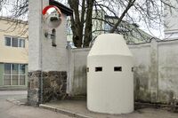 Enmannsbunker innenfor porten i begynnelsen av Ivan Bjørndals gate. Foto: Roy Olsen (2016).