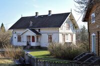 Øvre Fossum gård, våningshus, bakside. Foto: Roy Olsen (2014).