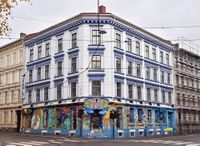 Schleppegrells gate 16 med forretningen Scorpius. Fasademotivet ble malt i 2007 og erstattet et tidligere. Foto: Roy Olsen (2018).