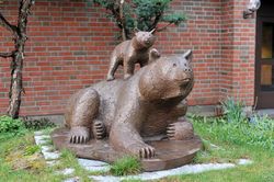 Binne med unge (2010) av Skule Waksvik, utenfor Tidemandsgate 22. Foto: Roy Olsen (2014)