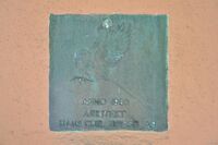 Bronserelieff på veggen til Sporveisgata 4: Anno 1990, Arkitekt Hans Chr. Høegh AS. Foto: Roy Olsen (2015).