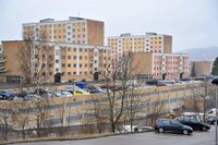 Parkeringshus og blokker i Fossum terrasse borettslag. Foto: Roy Olsen (2014).