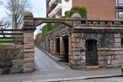 Nr. 28, inngangsparti og fundament til tidligere patrisiervilla, oppført 1914 i halvannen etasje. Foto: Roy Olsen (2014)