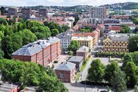 Vahl skole og Rudolf Nilsens plass. Mellom skolen og parken går Herslebs gate. Foto: Roy Olsen (2013).
