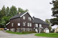 Vardeheimveien 7, «Vardeheim». Oppført 1915 for Høibraatens Smaabrukerlag. Foto: Roy Olsen (2008).