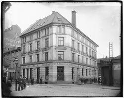 Carl F. Johannessens Tobaksfabrik i Karl XIIs gate 4. Foto: Marthinius Skøien (omkr. 1890–1910).
