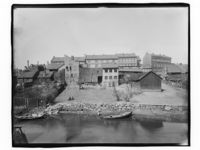 Fjerdingen sett fra Østida av Akerselva. Småhusbebyggelse mot elva og bygårder langs Christian Krohgs gate. Foto: Marthinius Skøien (ca 1880-1910)