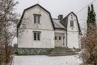 «Dueheim» i Øvre Prinsdals vei 17, byggeår ca. 1915. Navnet «Lilleborg» er også blitt benyttet på eiendommen. Påbygg fra 1983 i en stil tilnærmet lik den originale. Foto: Leif-Harald Ruud (2022)
