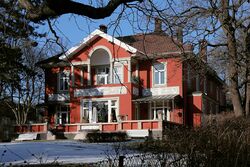 Drammensveien 99 i Oslo. «Aschehougvillaen», tidligere kjent som «Langeløkken». Villa fra 1875, ombygget og tilbygget for William Nygaard d.e. i 1903, ark. Berle, endret i 1910, ark. Henrik Bull. I 1941-43 var den hovedkvarter for Germanische Leitstelle in Norwegen. Foto: Leif-Harald Ruud (2026).
