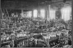 Fletting av bånd. Foto: Norsk Teknisk Museum (1914).