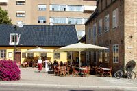 Christiania torv med serveringsstedet Celsius. Foto: Leif-Harald Ruud (2004).