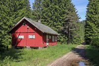 Bomstue ved Greveveien mellom Sandermosen og Snippen. Foto: Leif-Harald Ruud (2025).