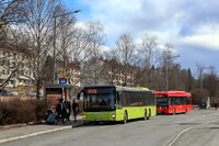 Fem busslinjer passerer kollektivterminalen på Hauketo i tillegg til lokaltogene mellom Oslo og Ski. Foto: Leif-Harald Ruud (2022).