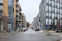 Moderne bebyggelse preger gatas nordre del. Foto: Leif-Harald Ruud (2026).