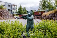 Fløytespillende bjørn utenfor Montessoriskolen Lyse i Hoffsjef Løvenskiolds vei. Foto: Leif-Harald Ruud (2014).
