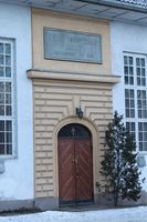 Oslo Hospitals kirke (Gamlebyen kirke), inngangsparti med innskrift om restaureringen i 1934 Foto: Chris Nyborg (2013)