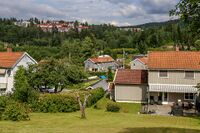 Svenskehusbebyggelse i Leirskallen med boligblokker på Skullerud i bakgrunnen. Foto: Leif-Harald Ruud (2025).