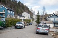 Øgårdsveien befinner seg på det smale partiet mellom Nordstrandveien og Ljanselva. Foto: Leif-Harald Ruud (2017).