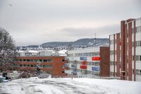 Personalboliger tilknyttet sykehuset lengst øst på området. Foto: Leif-Harald Ruud (2013).