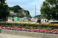 Rådhusplassen med blomster i flor og Akershus festning i bakgrunnen. Foto: Leif-Harald Ruud (2013).