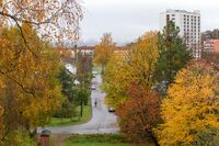 Utsikt over Revefaret fra parkområdet på vestsiden av terrasseblokkene i Grefsenkollveien 12. Foto: Leif-Harald Ruud (2024).