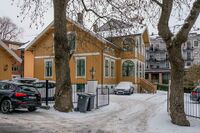 Hovedbygningen sett gjennom innkjøringen fra Nobels gate. Foto: Leif-Harald Ruud (2023).