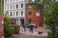 Arrestbygningen i upusset tegl har adresse Solheimgata 4A. Foto: Leif-Harald Ruud (2015).