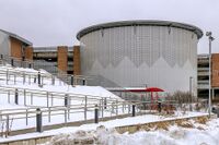 Parkeringsplassene i tilknytning til senteret er under tak. Foto: Leif-Harald Ruud (2024).