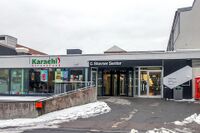 Inngangen til senteret fra Karl Fossums vei. Foto: Leif-Harald Ruud (2024).