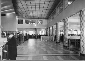 Fra ekspedisjonsallen i andre etasje, med trappen fra inngangen til høyre for midten av bildet. Foto: Einar Sakariassen/Oslo Museum (1955).